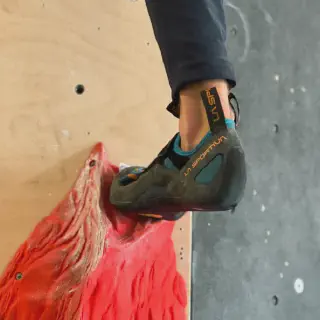 /img/19196-climbing-shoe-comparison.webp